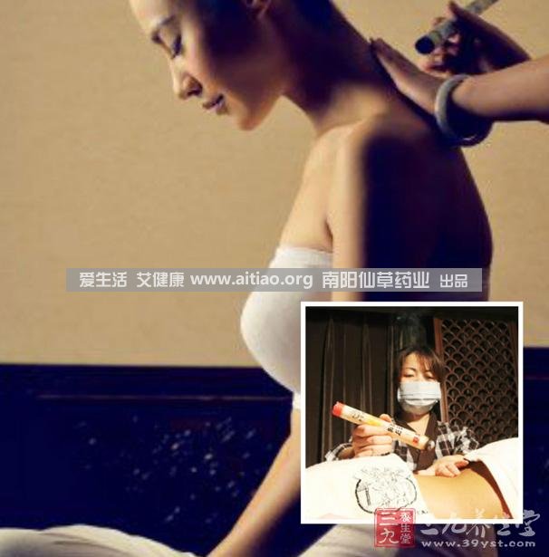 足三里穴是位于外膝的下3寸、脛骨外側(cè)一橫指左右的位置，艾灸10-15分鐘即可，需堅(jiān)持一段時(shí)間，很快可以看到祛濕的效果。